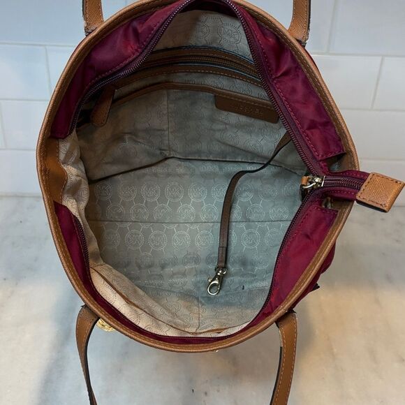 MICHAEL KORS Preppy Core Nylon & Leather Kempton Tote - Picture 14 of 16